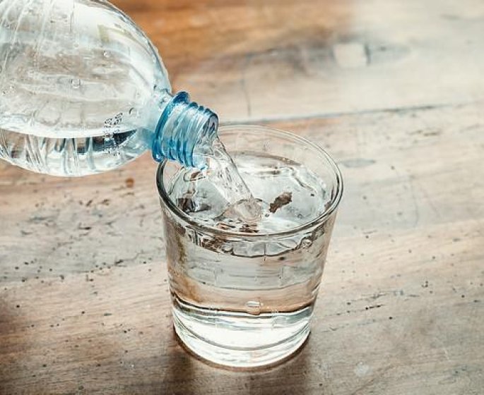Combien de verres d’eau il faut vraiment boire par jour 