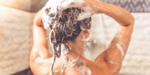 Cheveux : pourquoi les Francaises se les lavent moins depuis les confinements 