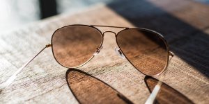 Sensibilite a la lumiere : les lunettes teintees comme traitement