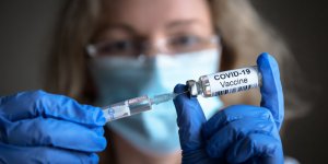 Vaccin Covid-19 : peut-on se faire indemniser suite aux effets secondaires ? 