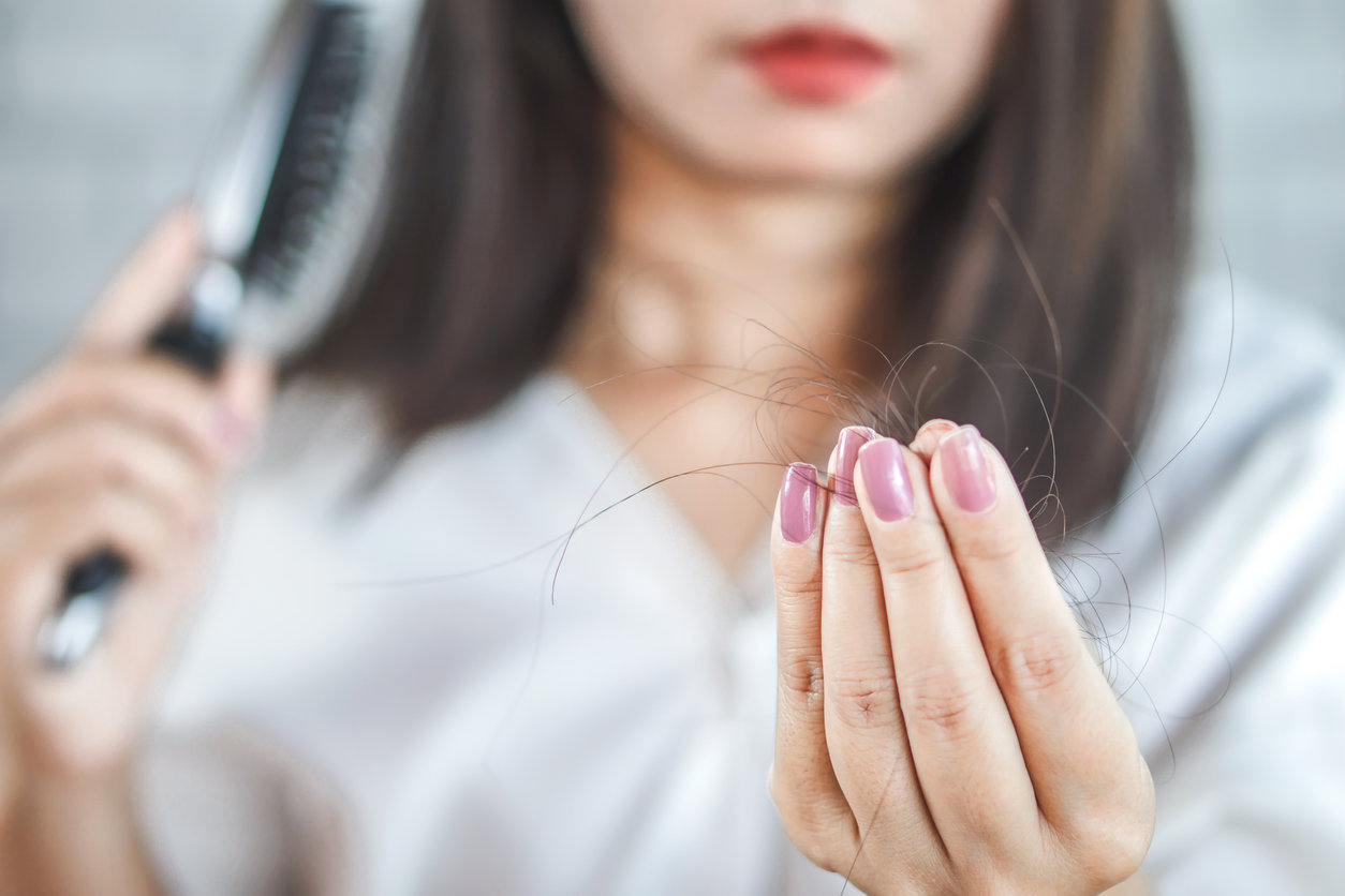 11 solutions naturelles anti chute de cheveux
