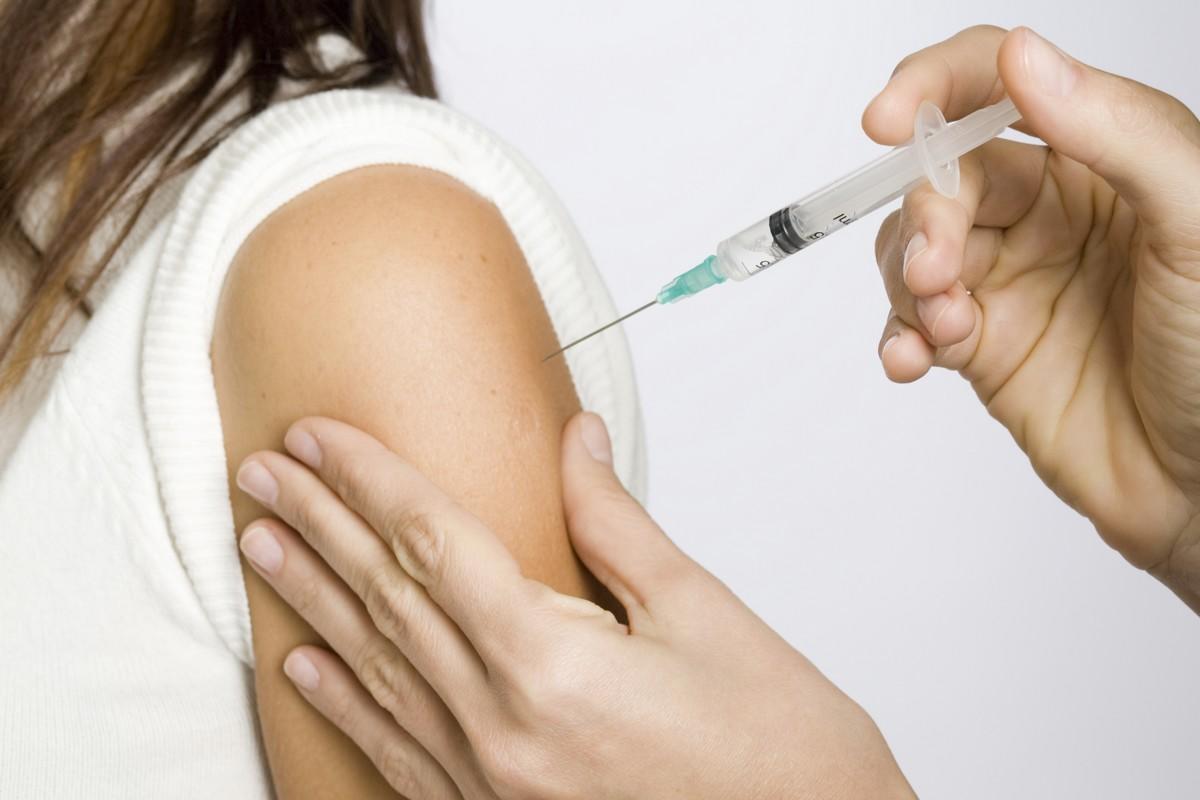 Vaccin anti-Covid : pourquoi les femmes ont plus d'effets secondaires ?