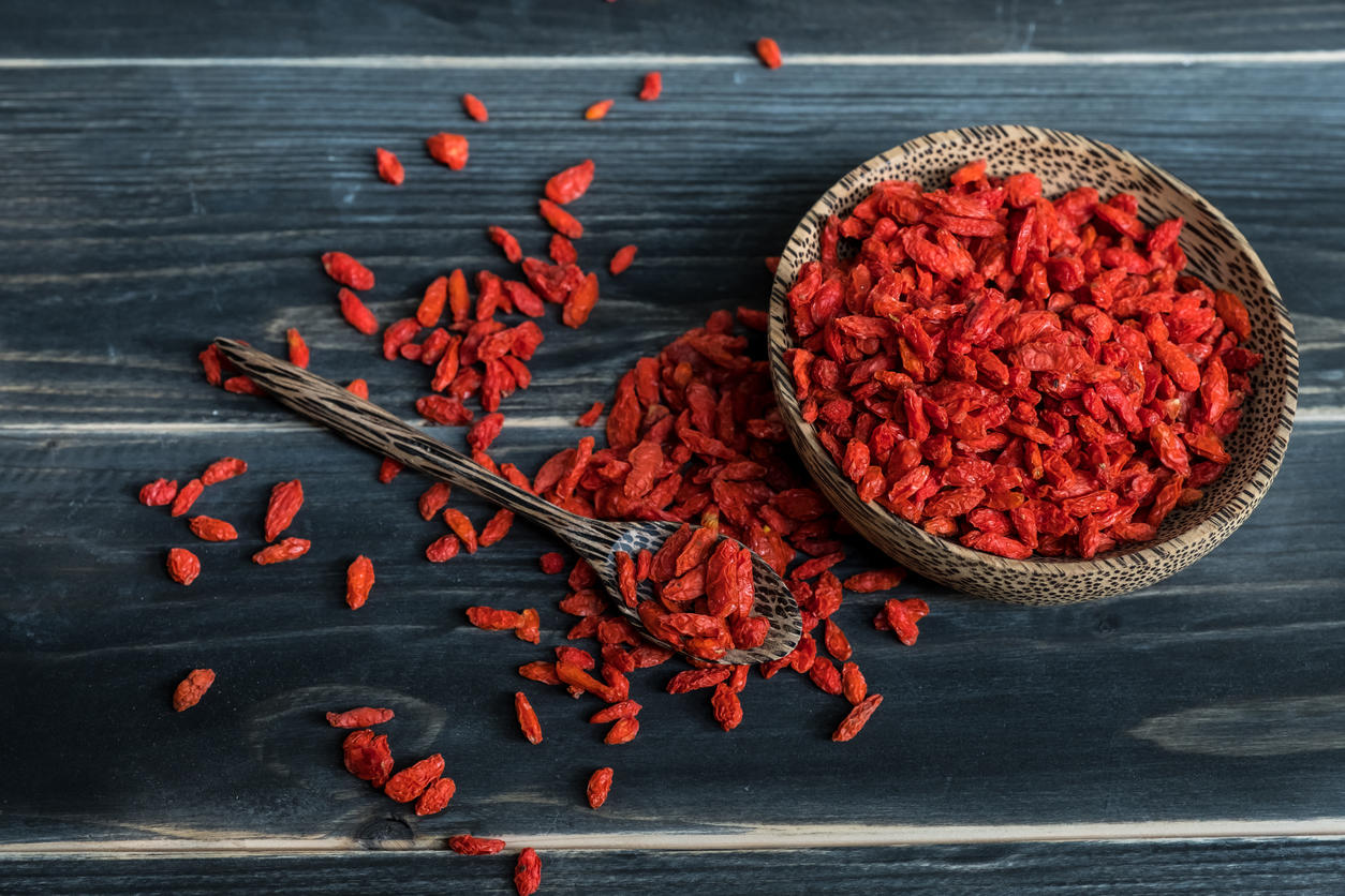 Baie de Goji : 11 bienfaits et 2 dangers de cette plante du bonheur