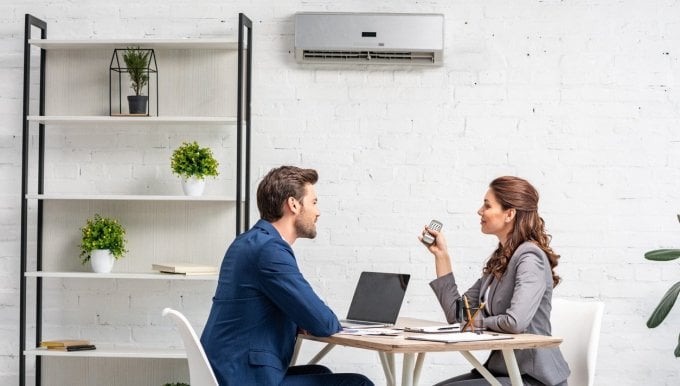 Les postillons, brassés par le climatiseur