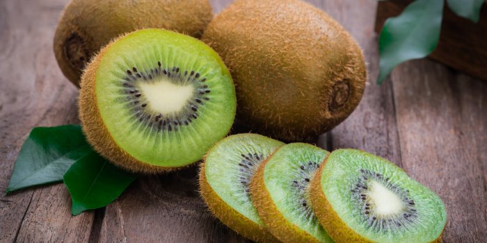 kiwi fruit slices on wooden table