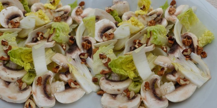 salad composed of paris mushrooms, walnuts, green salad, fennel and endives