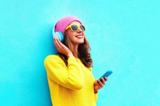 Sante mentale : les huit podcasts a ecouter cet ete pour aller bien 