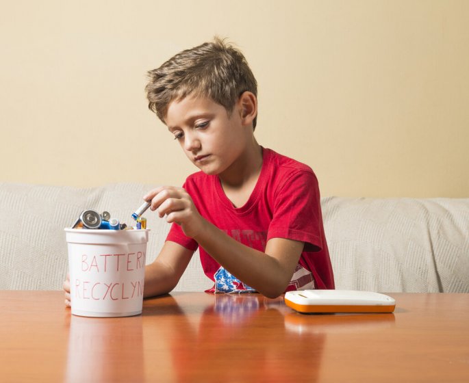 Ingestion de pile par les enfants : faut-il donner du miel ou de la confiture comme le preconise une etude ? 