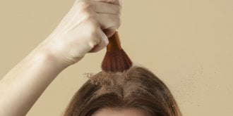 Faites votre shampoing sec avec seulement 2 ingredients !