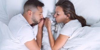 Vaut-il mieux dormir avec son animal de compagnie ou son conjoint ?