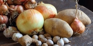 Le legume que vous ne devriez jamais stocker a cote des pommes de terre (et pourtant nous le faisons tous)