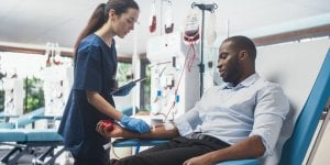 Infarctus du myocarde : une transfusion reduit de moitie les risques de deces selon une etude