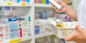 Quels sont les 7 medicaments generiques retires par l-ANSM pour irregularite ?