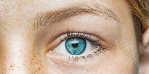 Sept gestes du quotidien a ne plus faire pour prevenir le vieillissement des yeux