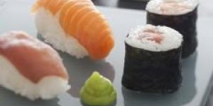 Sushis et makis de thon et saumon