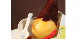 Poire pochee aux epices, sauce chocolat-piment