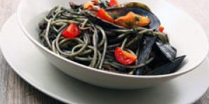 Spaghetti a l’encre de seche et aux moules