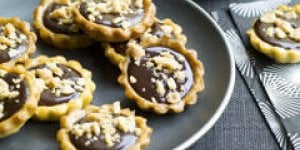 Mini tartelettes au chocolat, aux eclats de cacahuetes salees