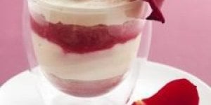 Tiramisu framboises et petales de rose