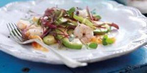 Salade au saumon fume, crevettes et avocats avec sa vinaigrette au citron vert