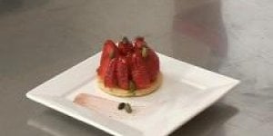 Tarte fine sablee aux fraises et pistaches