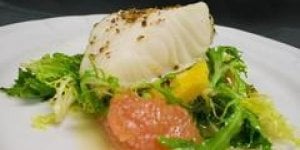 Coquille de poisson et salade verte