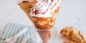 Cornets de crepes et chantilly a la confiture de fraise