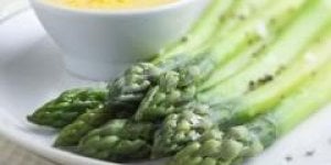 Grosses asperges vertes et blanches, sauce hollandaise