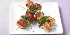 Brochettes de lapin et leurs pointes d’asperges vertes