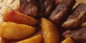 Filet de canard roti aux peches, subric d’epinards et pommes boulangeres 