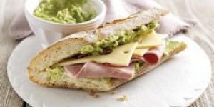 Baguette au poulet, au bacon et a l-avocat