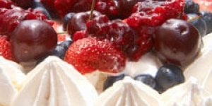 Pavlova aux cerises et fruits rouges