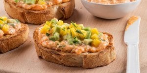 Tartines de saumon fume, mangue et avocat