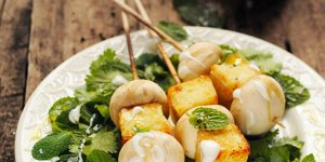 Brochettes Grillis Salakis et champignons