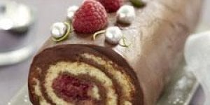 Buche roulee au chocolat, framboise biscuit, coco citron vert