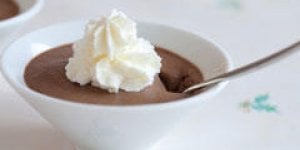 Verrine de mousse au chocolat noir sur lit de creme de marrons