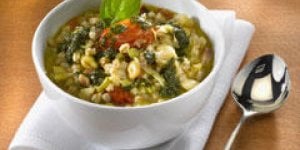 Soupe d’epeautre et de pois casses au pesto