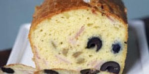 Cake au jambon et olives noires