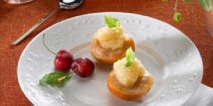 Abricots caramelises et glace a la peche