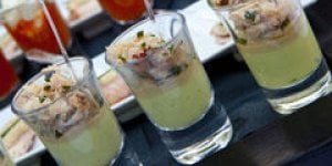 Creme d-asperges et miettes de thon epicees en verrine