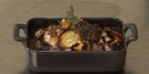 Rable de lapin confit aux echalotes grises, vin rouge et champignons