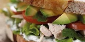 Sandwich au poulet et a l-avocat