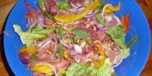 Salade de fanes de radis, noix et jambon de Parme