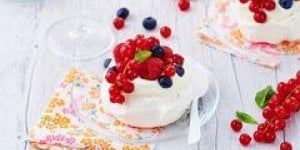 Mini pavlova aux fruits rouges nappee d-une creme fouettee au cidre