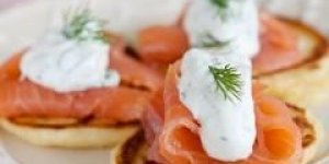 Blinis d’avoine, creme de raifort et saumon fume 