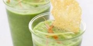 Petit bouillon vert en smoothie et julienne de legumes croquants, tuile au parmesan