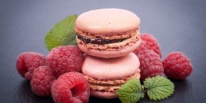 Macarons a la rose et a la framboise