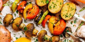 Brochettes potageres aux pommes de terre, tomate et courgette