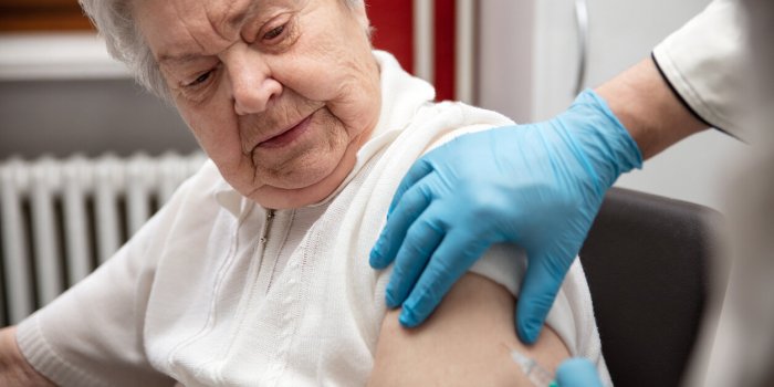 La vaccination contre le VRS réduit le risque d'hospitalisation chez les personnes de plus de 60 ans selon une étude 