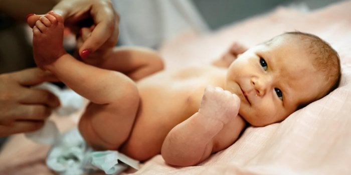 Selles liquides et vomissements : les dangers de la diarrhée chez bébé